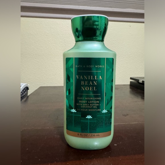 Brand New Bath and Body Works Vanilla Bean Noel Holiday Lotion 8 oz - Picture 2 of 4